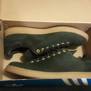 Adidas OriginalsStan Smith WP BLACK AND GUM BOTTOM